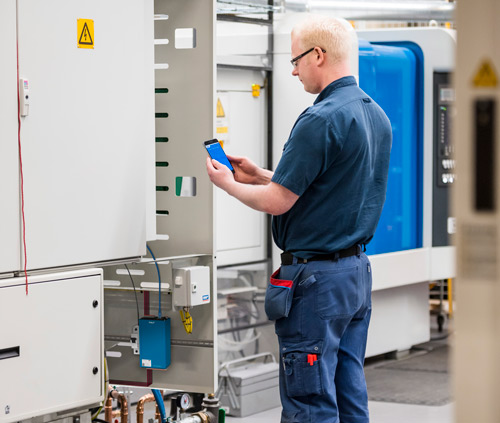 Maintenance Engineer checking data from the new SKF Multilog IMx-8 on his smartphone