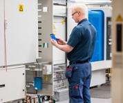 Maintenance Engineer checking data from the new SKF Multilog IMx-8 on his smartphone
